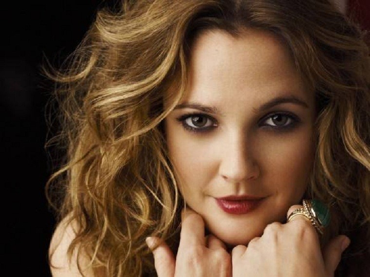 Drew Barrymore có một tuổi trẻ buông thả chìm đắm trong rượu và ma túy. Tuy nhiên, từ năm 1990, với nỗ lực của bạn thân, nữ diễn viên xinh đẹp này đã vượt qua khó khăn khi tham gia đóng phim và phát ngôn cho các hãng thời trang nổi tiếng.